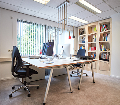 Werkplekken op het kantoor van De Creatieve Afdeling ingericht met de Aluxx tafels, Refinery lamp en 6 Degrees Vakkenkasten.