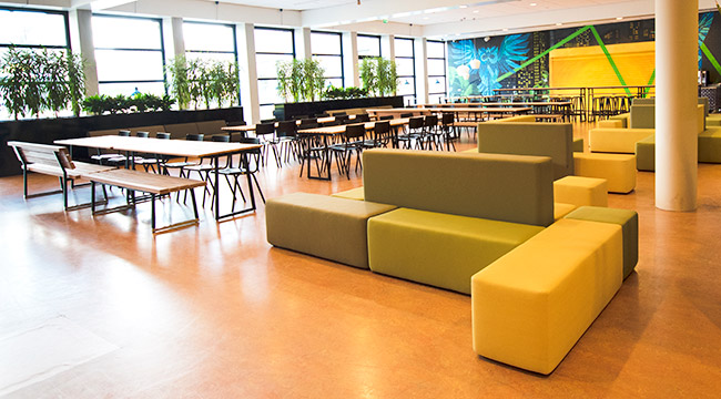 Schoolmeubilair van Lande in de kantine van het Nova College.