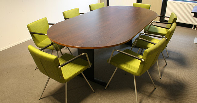 Ovale tafel met acht stoelen, Hoppers CE